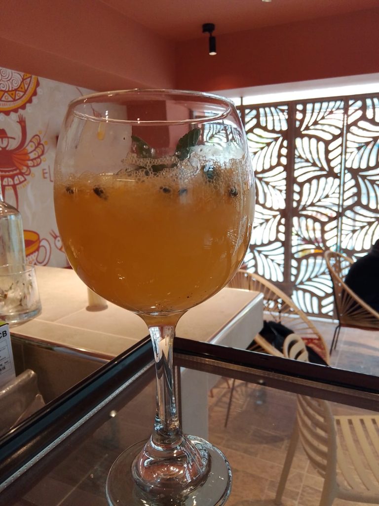 Cocteles con y sin licor y un toque de nuestra escencia